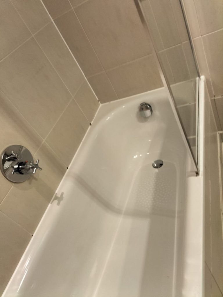 bathrub after end of tenancy cleaning in Leytonstone E11